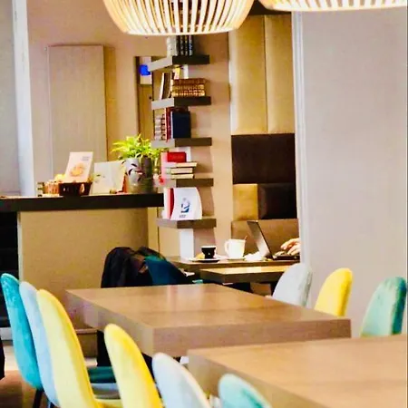 Kyriad Restaurant Centre Hotell 3*