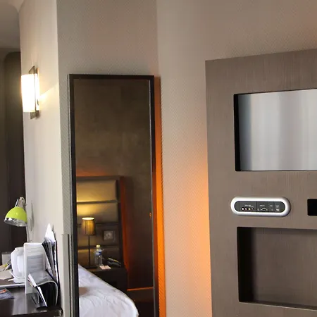 Kyriad Restaurant Centre 3*