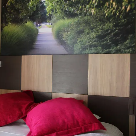 Kyriad Restaurant Centre Hotell 3*