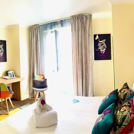 Kyriad Restaurant Centre Hotell 3*