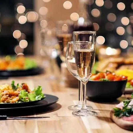 Kyriad Restaurant Centre Hotell 3*