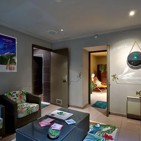 Kyriad Restaurant Centre 3*