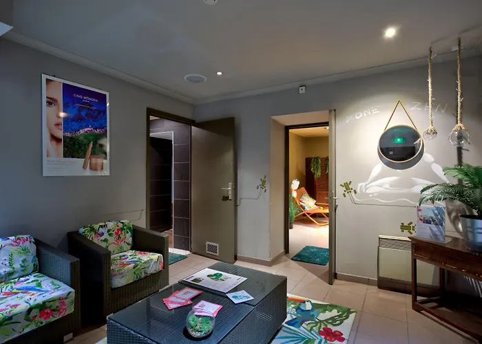 Kyriad Restaurant Centre 3*